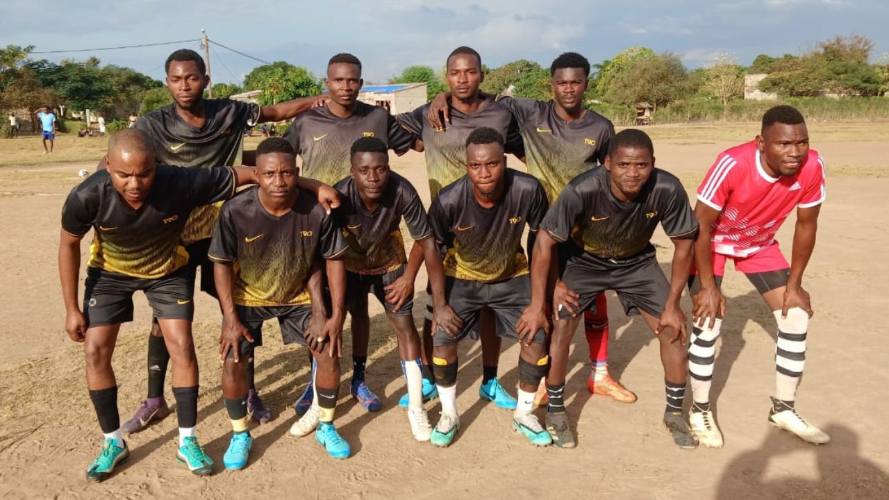 Capa - 11 Irmãos vence Matindir e isola-se na liderança do Campeonato Recreativo de Muxúngue