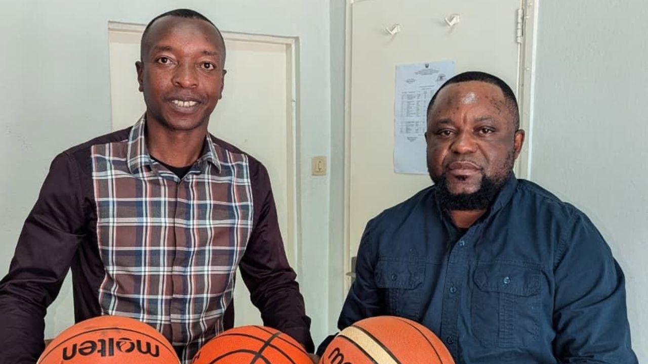 Capa - Academia de Basquetebol Samora Machel recebe três bolas para reforçar treinos
