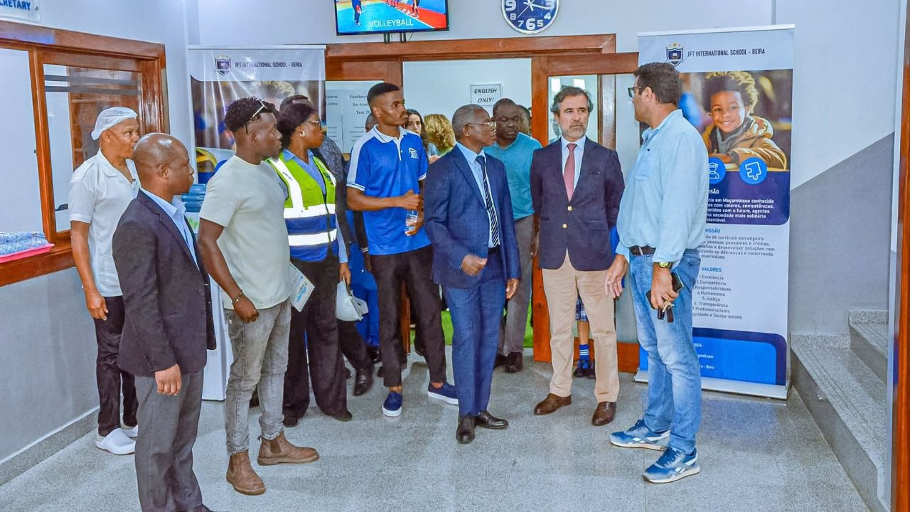 Capa - Embaixador de Portugal e presidente do Município da Beira visitam Futebol Clube da Beira